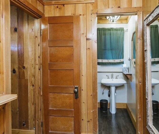 스탠다드 룸 공동 욕실, Tamarack Lodge