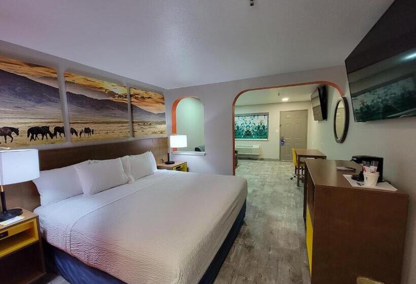 Люкс Deluxe Кровать Кинг, Days Inn By Wyndham Ruidoso Downs