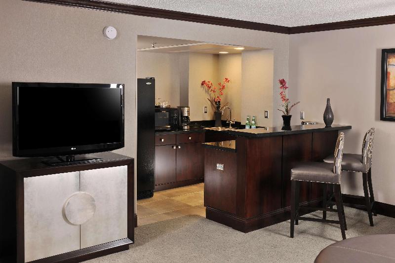 سوئیت با تخت بزرگ, Embassy Suites Hotel Des Moines Downtown