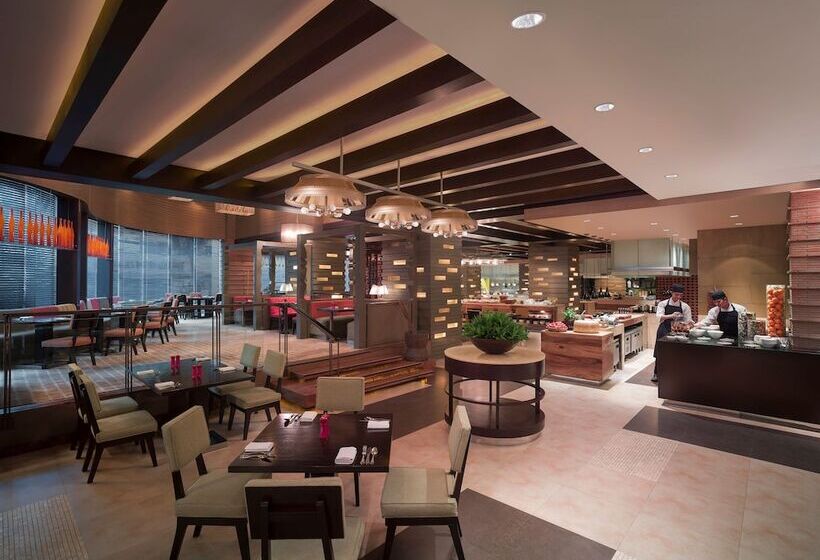 Номер Superior, New World Makati Hotel, Manila