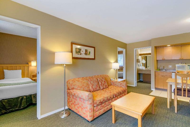 Люкс, Econo Lodge Inn & Suites
