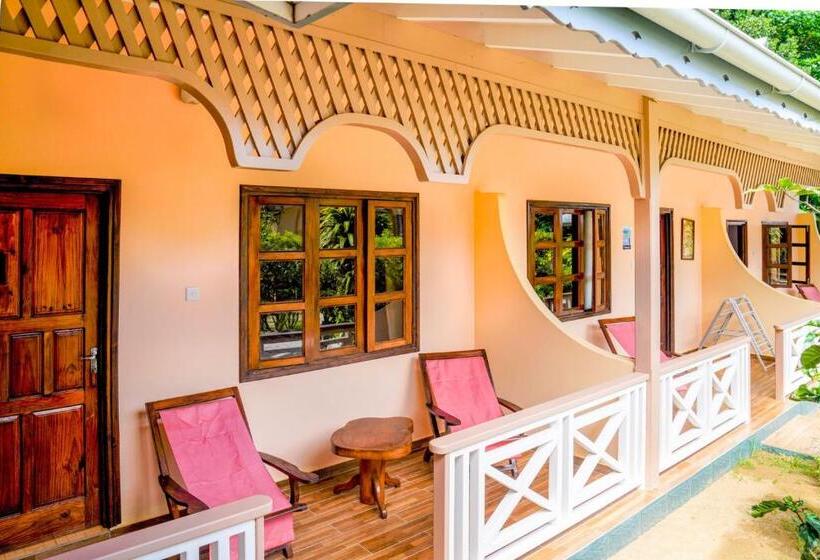 اتاق استاندارد با چشم‌انداز باغ, Bernique Guesthouse