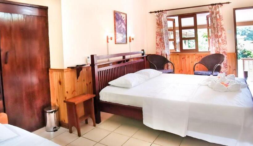اتاق استاندارد سه تخته با چشم‌انداز باغ, Bernique Guesthouse