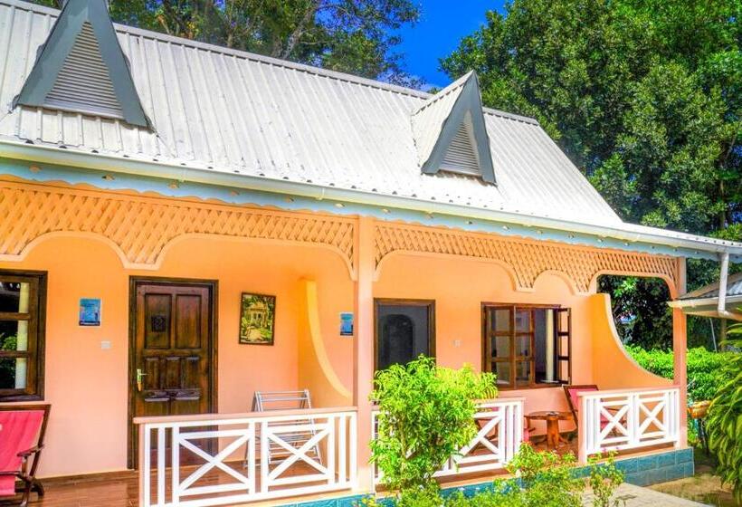 اتاق استاندارد سه تخته با چشم‌انداز باغ, Bernique Guesthouse