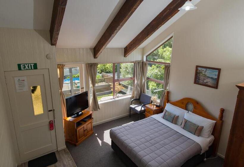 스탠다드 스튜디오, Howick Motor Lodge