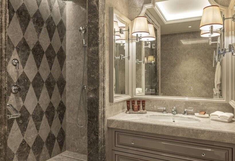 اتاق دلوکس با تخت کینگ و چشم‌انداز, çırağan Palace Kempinski Istanbul