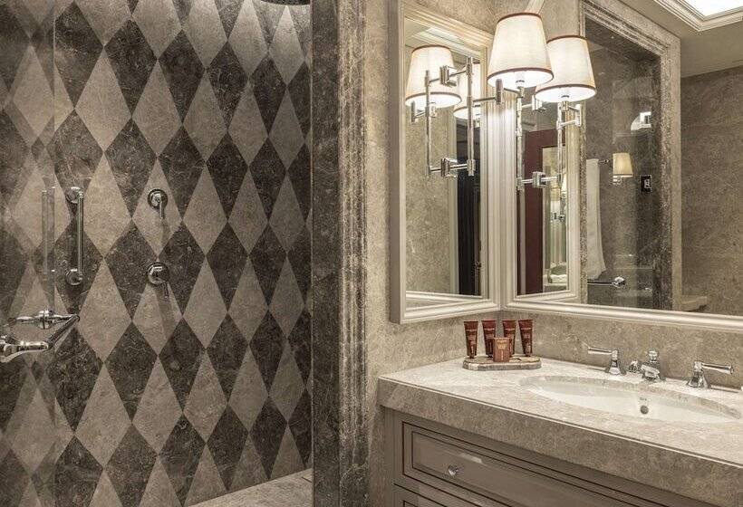 اتاق دلوکس با تخت کینگ و چشم‌انداز, çırağan Palace Kempinski Istanbul