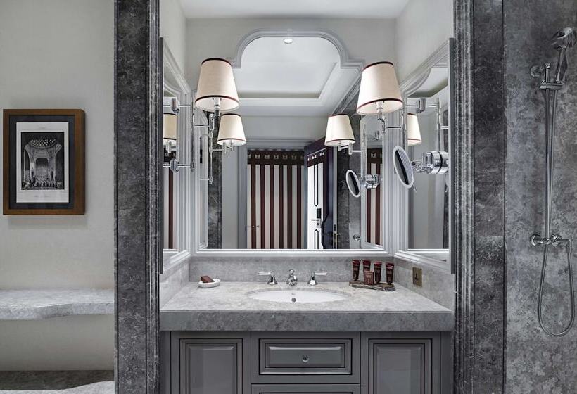 اتاق دلوکس با تخت کینگ و چشم‌انداز, çırağan Palace Kempinski Istanbul