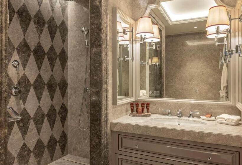 اتاق دلوکس با تخت کینگ و چشم‌انداز, çırağan Palace Kempinski Istanbul