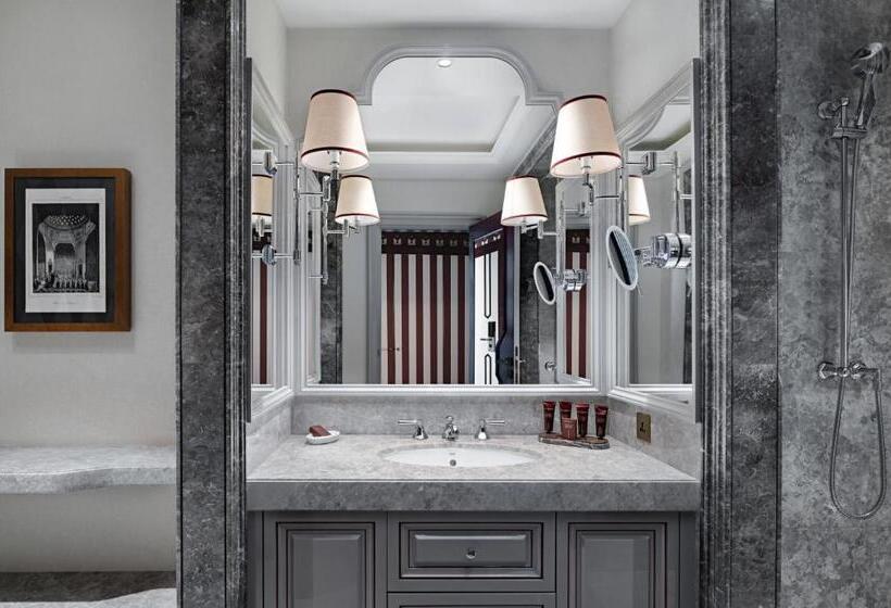 اتاق دلوکس با تخت کینگ و چشم‌انداز, çırağan Palace Kempinski Istanbul