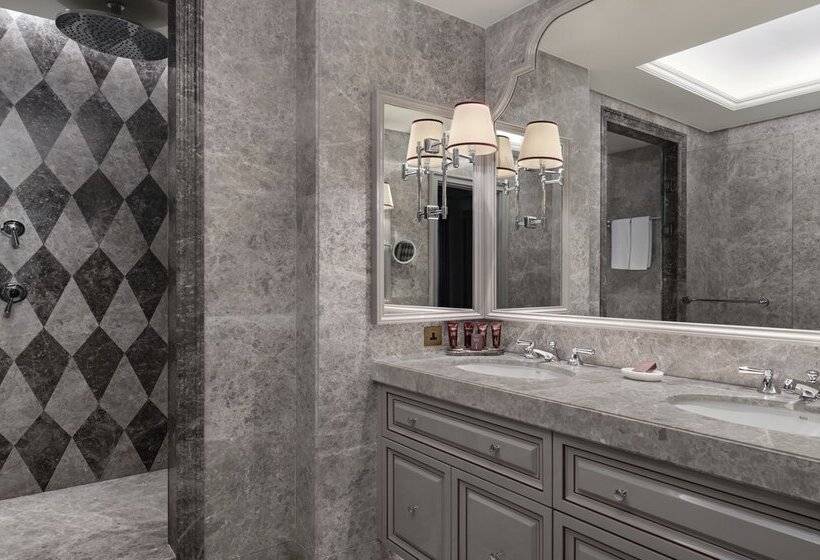 اتاق دلوکس با تخت کینگ و چشم‌انداز, Çırağan Palace Kempinski Istanbul