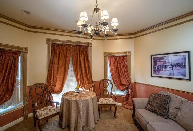 Номер Deluxe, The Anniversary Inn   Logan
