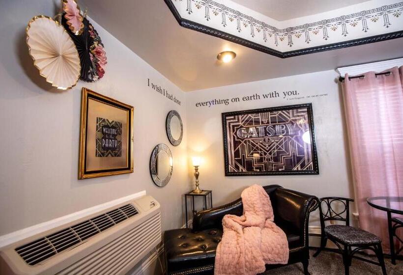 Номер Стандарт Вид на Бассейн, The Anniversary Inn   Logan