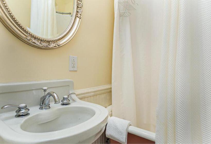 クイーンサイズベッドのスタンダードルーム, Cedar Crest Inn