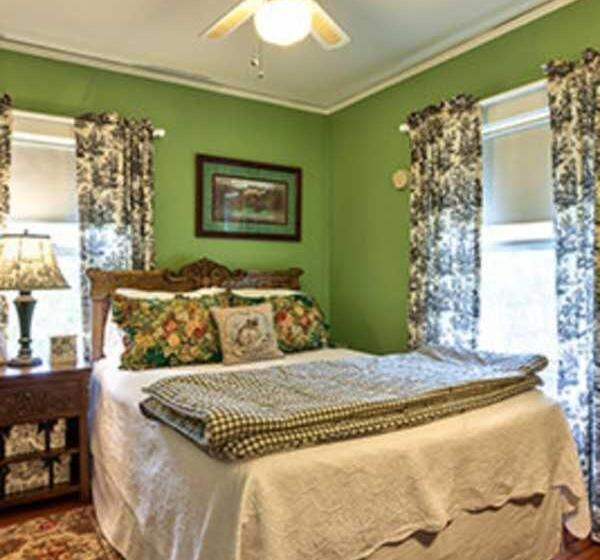 Хижина, Cedar Crest Inn