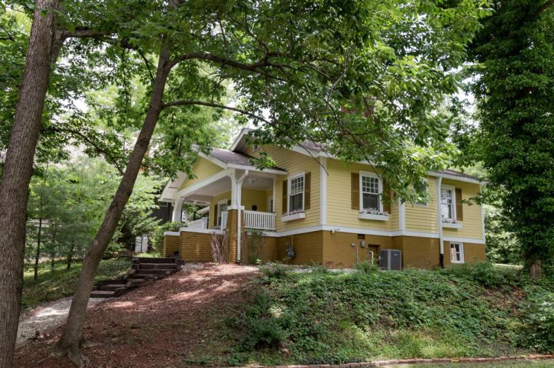 キャビン, Cedar Crest Inn