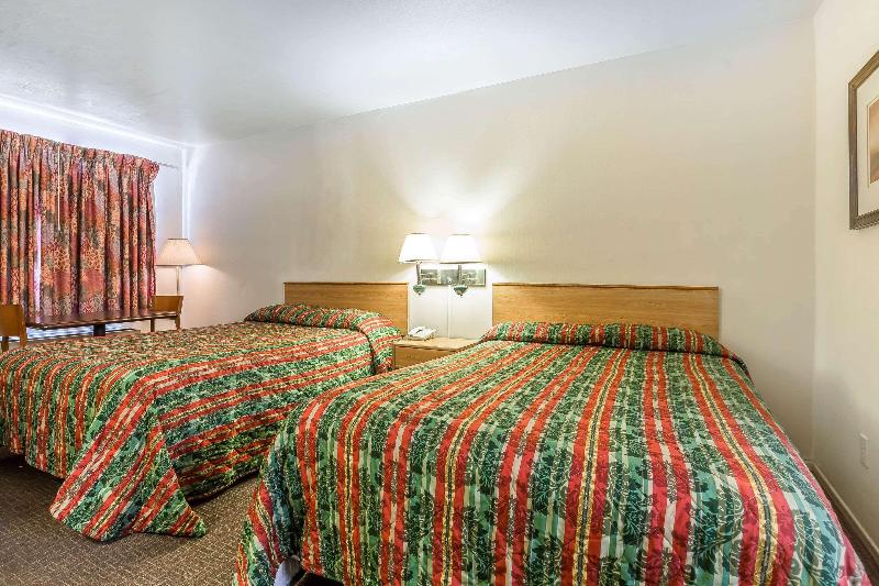 اتاق استاندارد با تخت بزرگ برای معلولان, Days Inn By Wyndham Florence Cincinnati Area