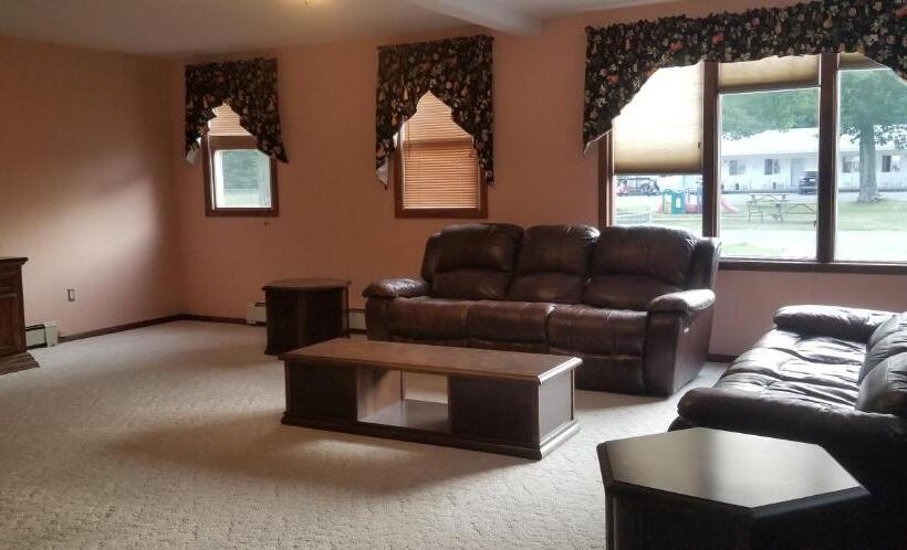 Дом 3 Спальни, Red Ranch Inn