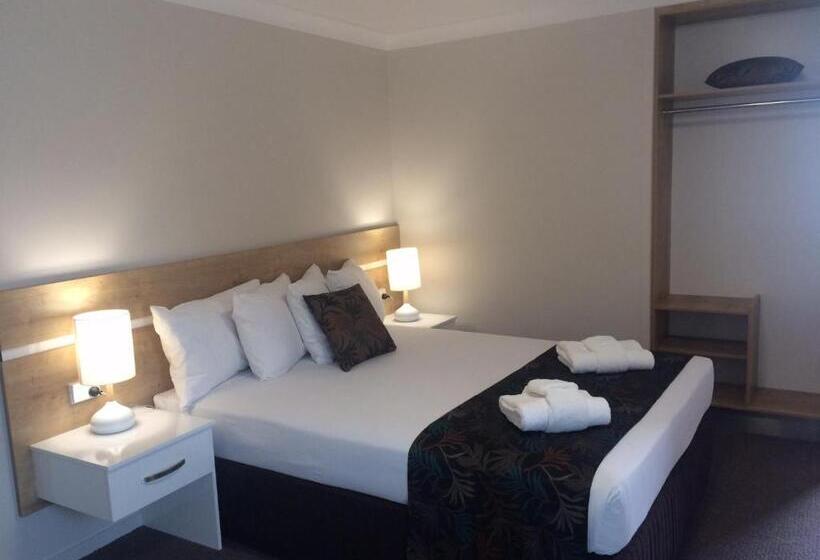 Семейные Апартаменты 3 Спальни, Castle Crest Motel