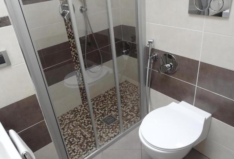 اتاق استاندارد سه نفره, Piacenza