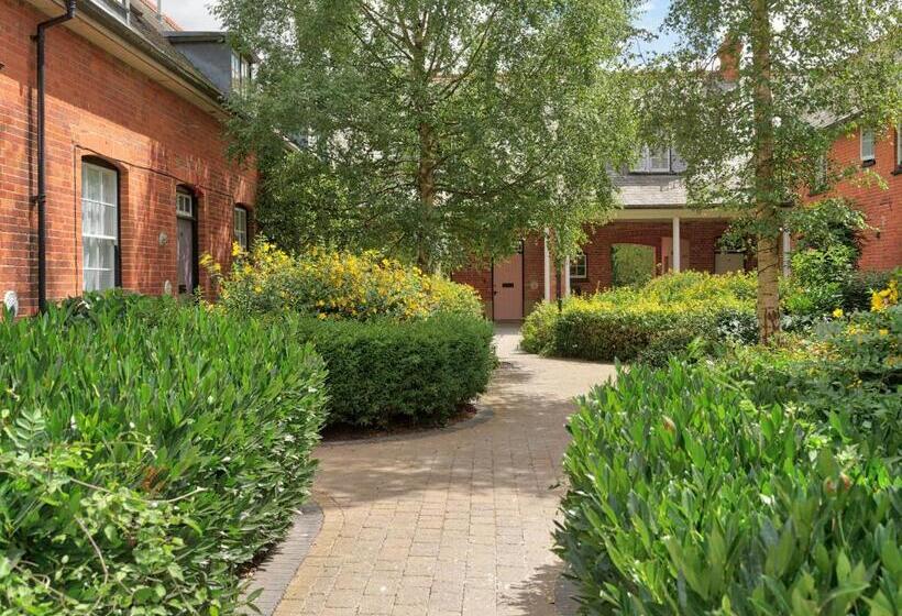 اتاق استاندارد, Eastwell Manor, Champneys Hotel & Spa