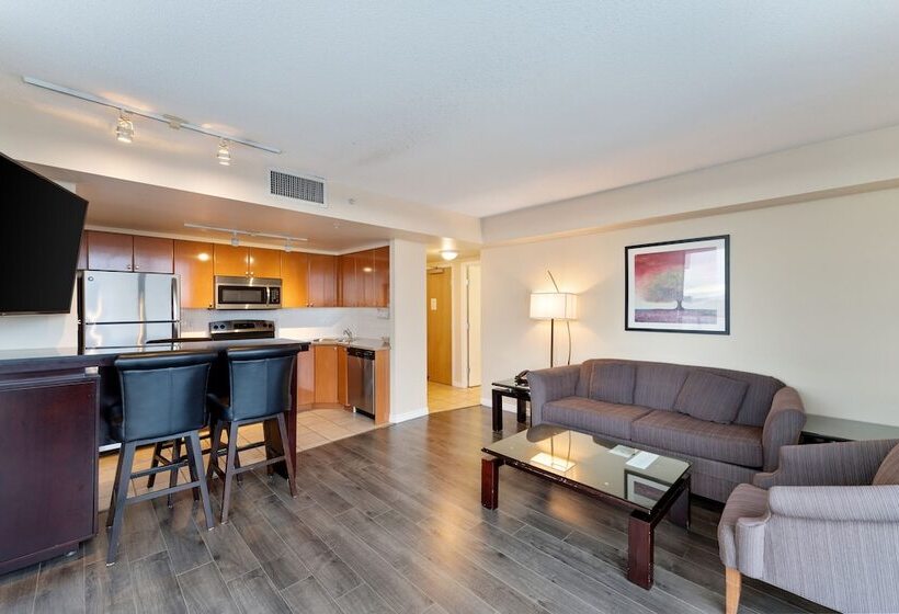 سوییت, Executive Hotel Vancouver Airport