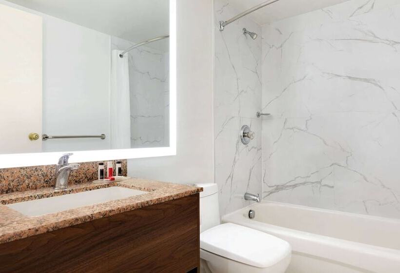 带2个双人床的标准工作室, Ramada By Wyndham Miramichi New Brunswick