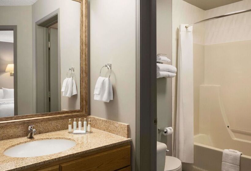 Люкс, Travelodge By Wyndham Edmonton Airport