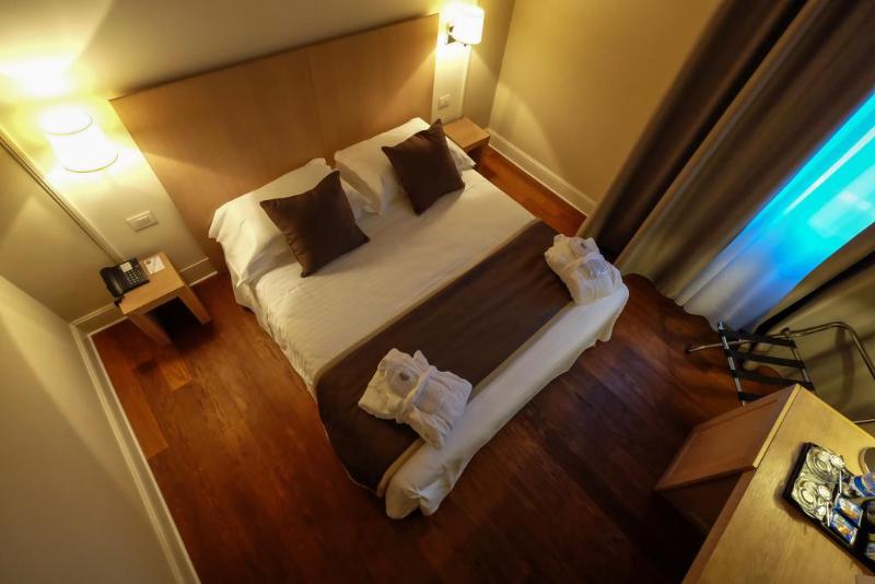 Номер Стандарт Трехместный, Brit Hotel Aux Sacres Reims Centre