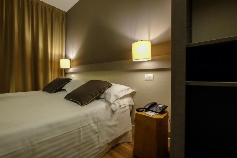 Номер Стандарт Трехместный, Brit Hotel Aux Sacres Reims Centre