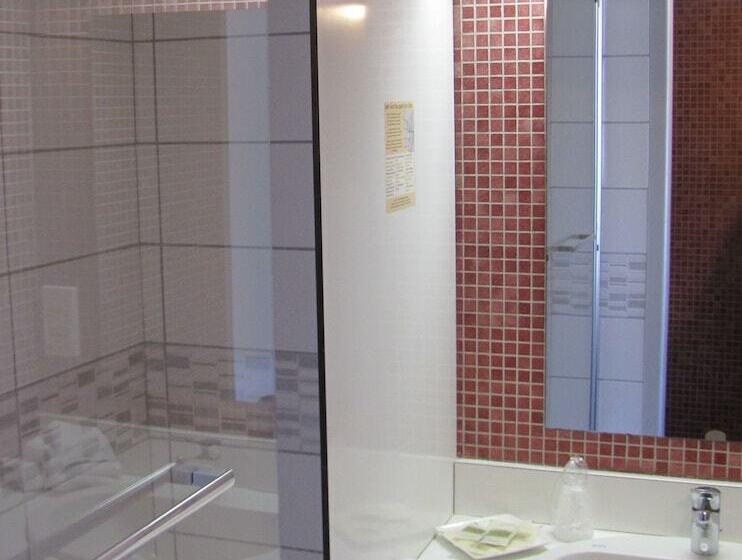 Номер Стандарт Трехместный, Logis Hotel Le Cerf
