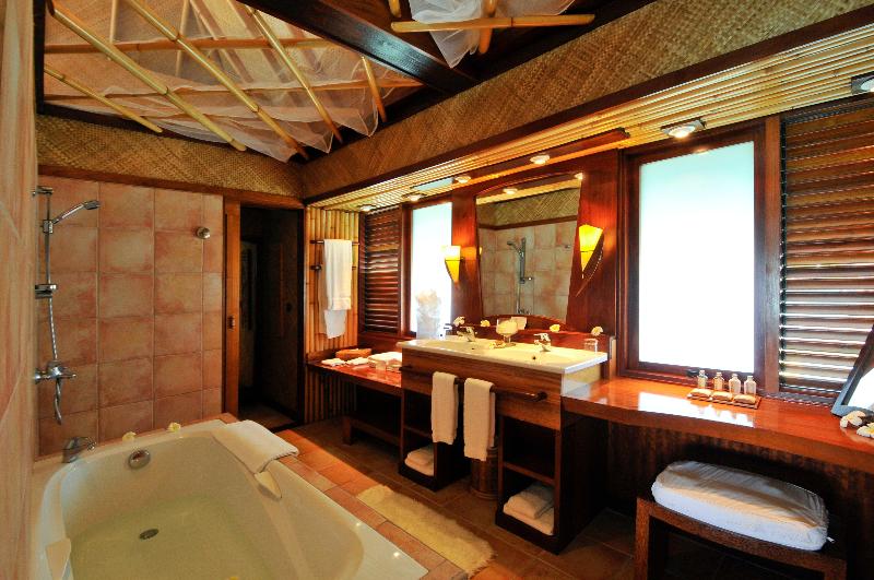 بانگلوی استاندارد با چشم‌انداز دریا, Intercontinental Bora Bora Le Moana Resort, An Ihg