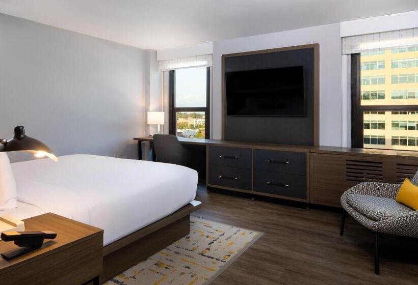 带大床的豪华间, Indigo Chattanooga   Downtown, An Ihg