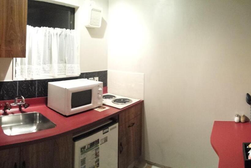 스탠다드 스튜디오, Aquarius Motor Inn