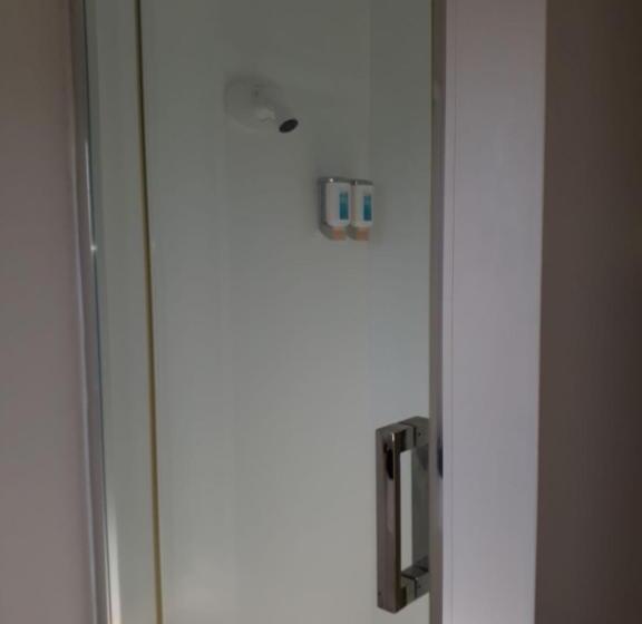 패밀리 룸, Aquarius Motor Inn