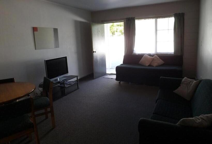 سوییت, Karaka Tree Motel
