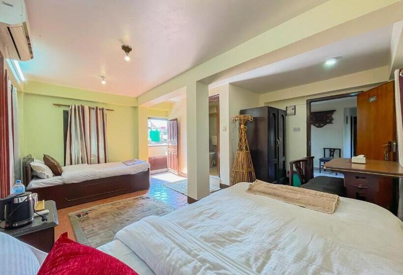 اتاق لوکس با بالکن, Siddhi Laxmi Guest House