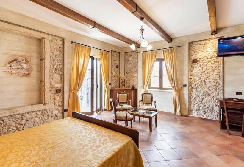 سوئیت با بالکن, Luxury Accommodation