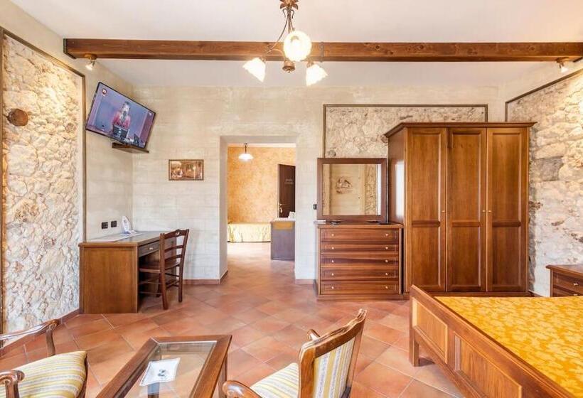 سوئیت با بالکن, Luxury Accommodation