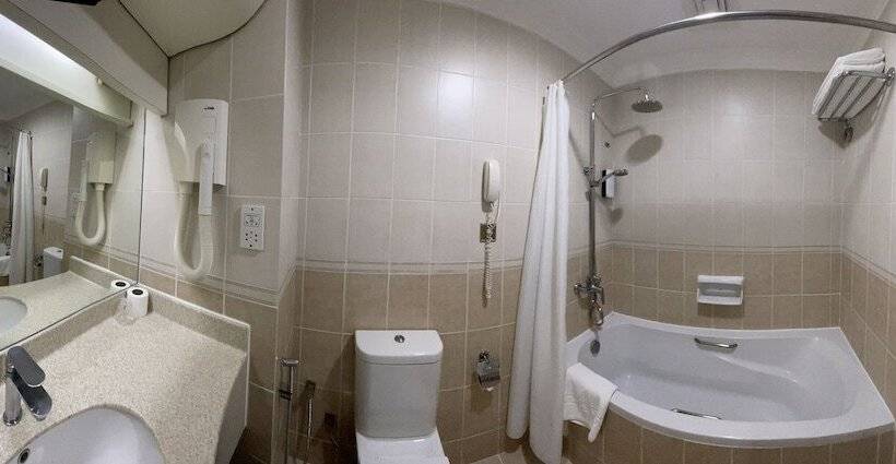 스탠다드 룸 풀장 전망, Golden Tulip Nizwa