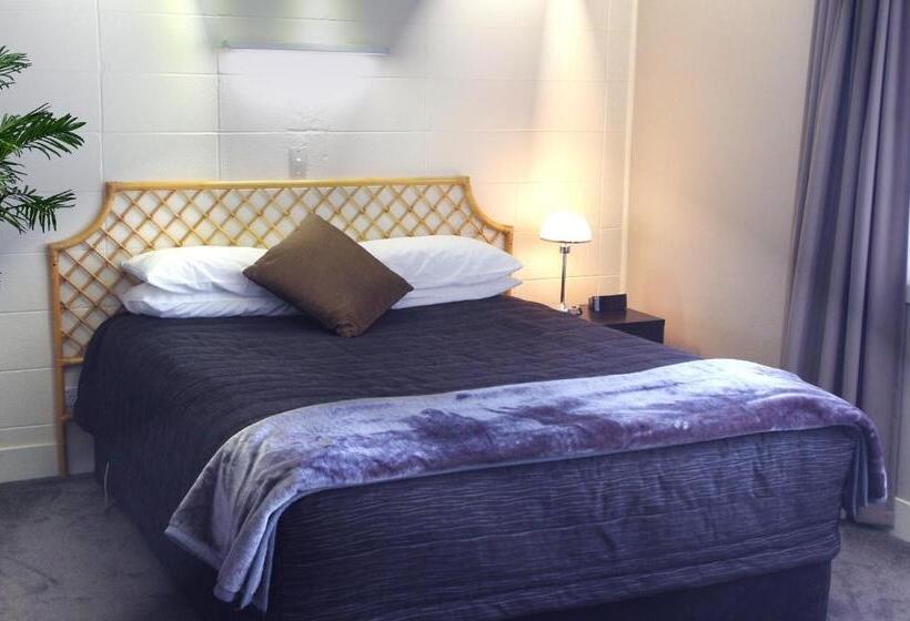 استودیوی استاندارد, Tudor Motor Lodge