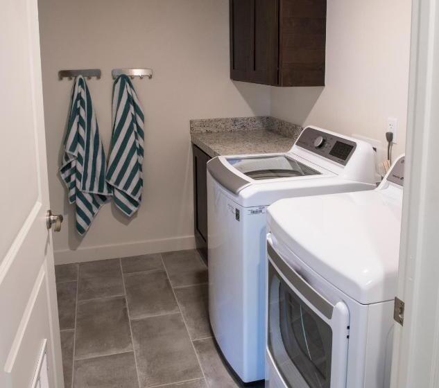 آپارتمان 1 خوابه با بالکن, Moab Redcliff Condos