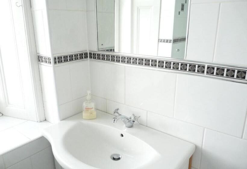اتاق استاندارد با سرویس بهداشتی مشترک, Arbour Guest House