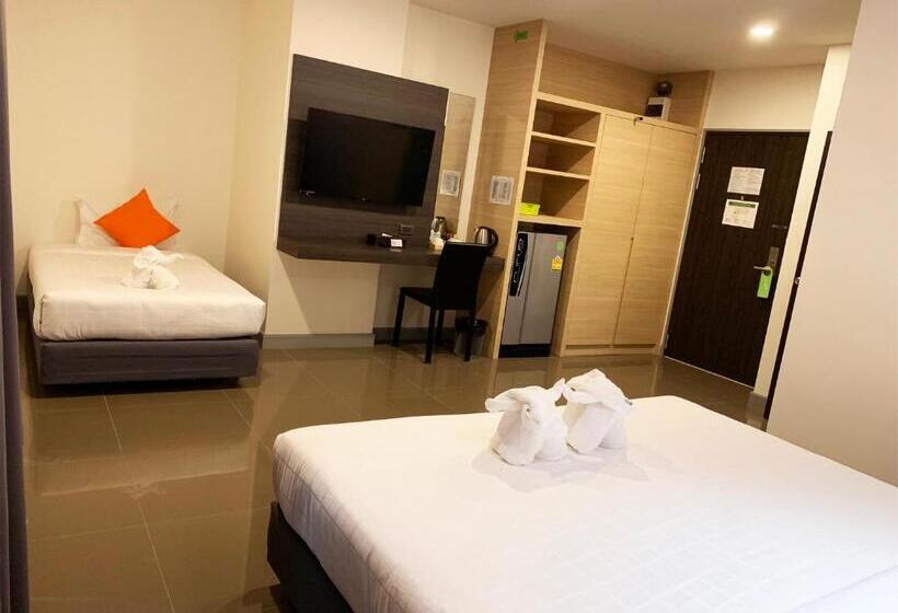 اتاق استاندارد سه تخته با بالکن, Clover Hotel Hatyai