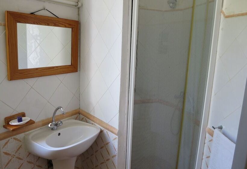 تختخواب در اتاق مشترک, Cassis Hostel Les Heures Claires