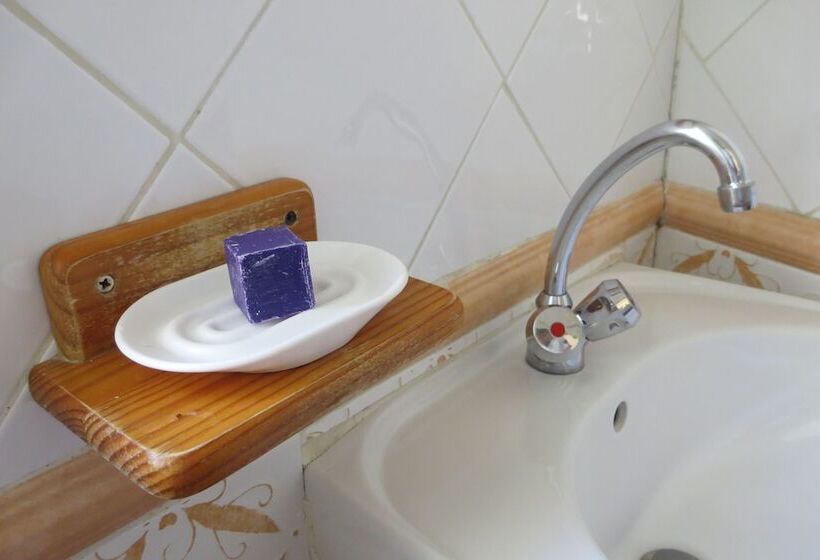 تختخواب در اتاق مشترک, Cassis Hostel Les Heures Claires