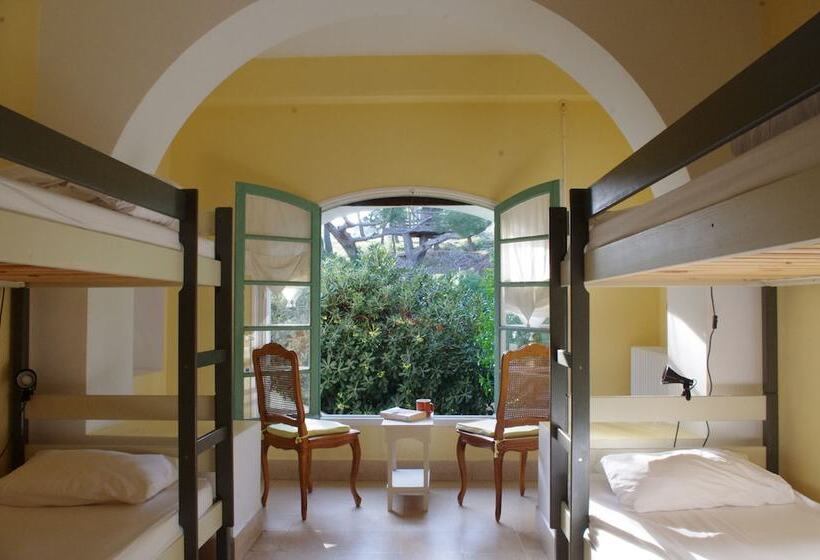 تختخواب در اتاق مشترک, Cassis Hostel Les Heures Claires