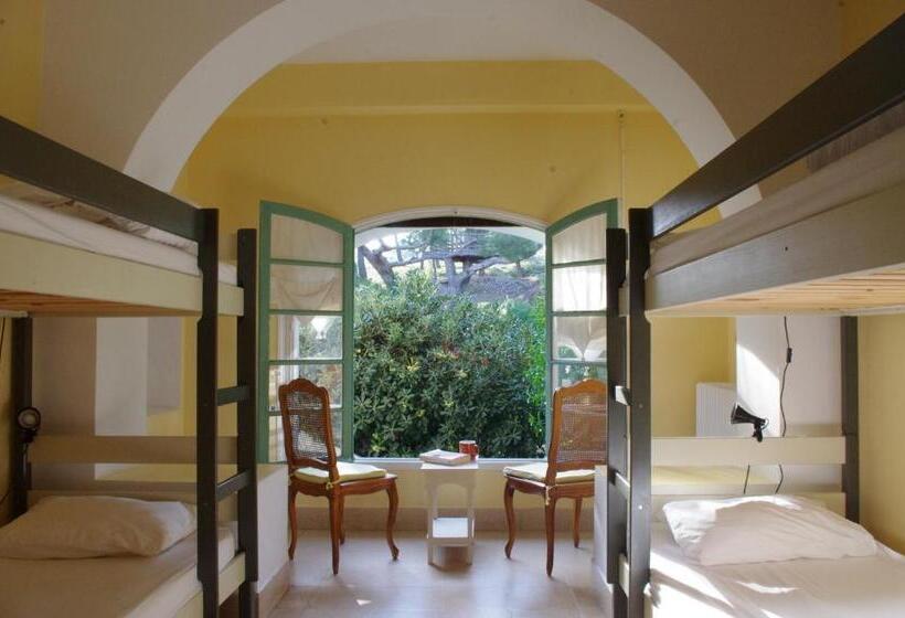 تختخواب در اتاق مشترک, Cassis Hostel Les Heures Claires