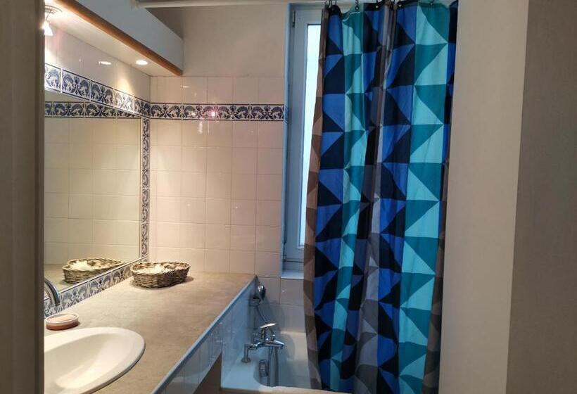 تختخواب در اتاق مشترک, Cassis Hostel Les Heures Claires