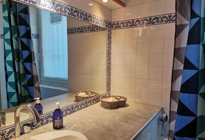 تختخواب در اتاق مشترک, Cassis Hostel Les Heures Claires